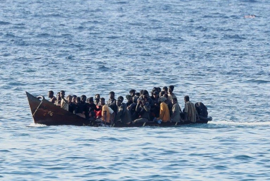 İtalya'nın Lampedusa adası açıklarında batan teknelerde en az 20 göçmen yaşamını yitirdi.