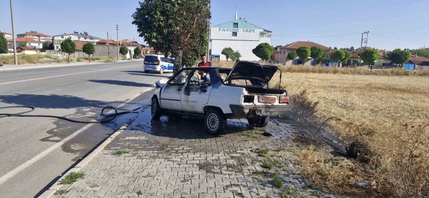 Ağaca Çarpan Otomobil Alev Aldı, Sürücüsü Yaralandı