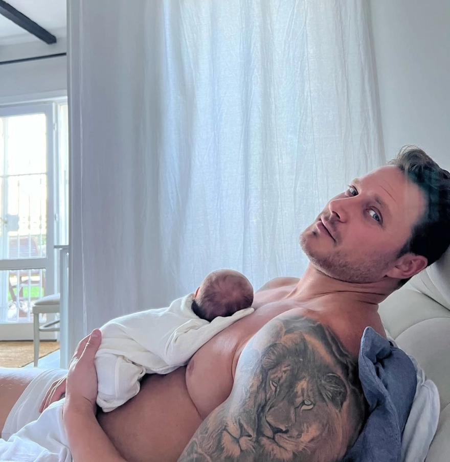 Yakın zamanda baba olan Burak Çelik, oğluyla çekilmiş bir fotoğrafını paylaştı.