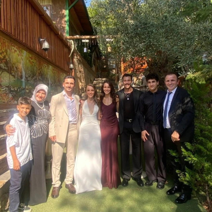 Hafsanur Sancaktutan, ablasının nişan törenine sevgilisi Kubilay Aka ile birlikte katıldı.