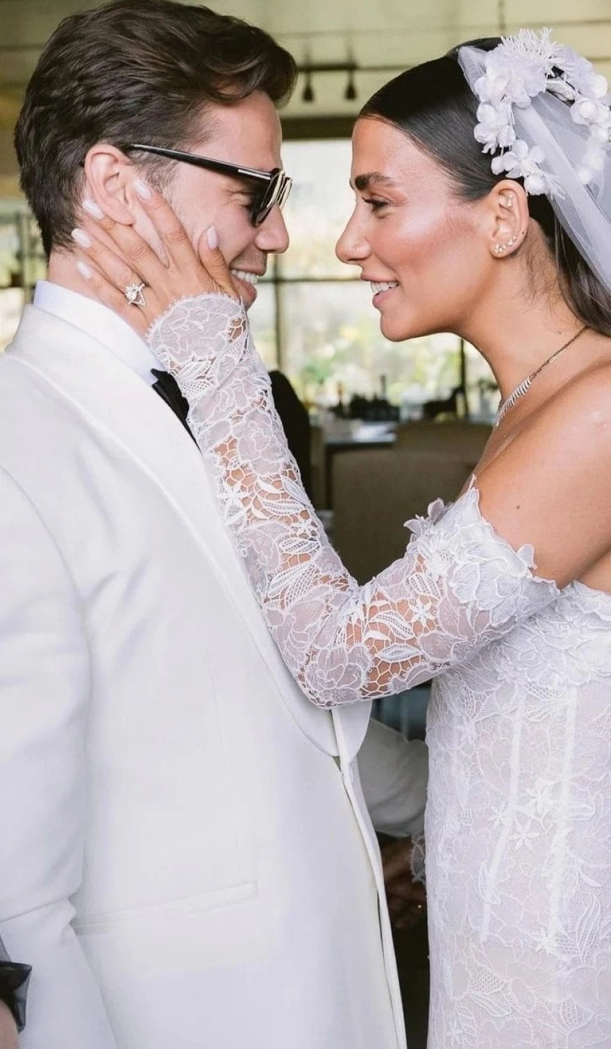 Tolga Sarıtaş, eşi Zeynep Mayruk'un hamilelik pozunu paylaştı.