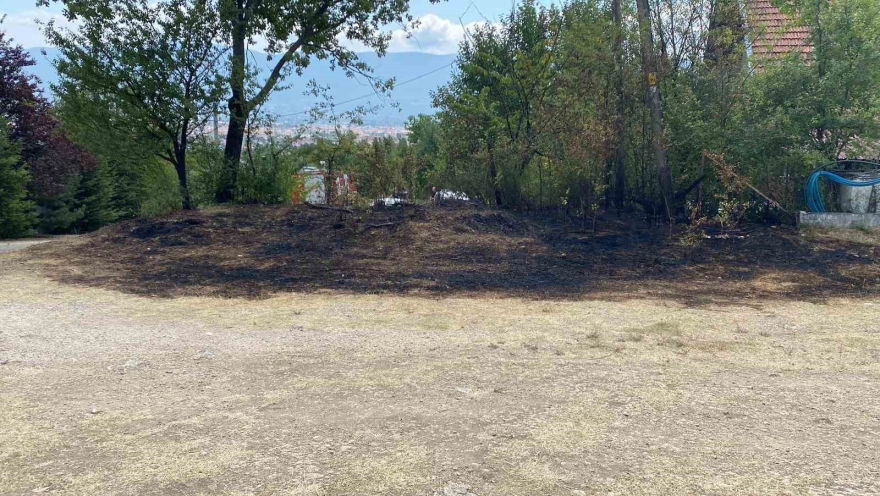 Bolu'da bir evin yanındaki otluk alanda çıkan yangın, evlere sıçramadan söndürüldü