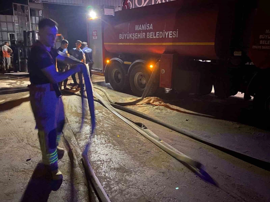 Yangın, Turgutlu'daki kereste işletmesinde paniğe yol açtı