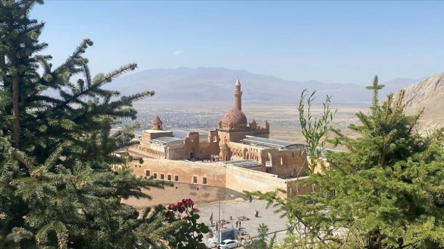 İshak Paşa Sarayı yaz aylarında ülkenin her yerinden ziyaretçi ağırlıyor