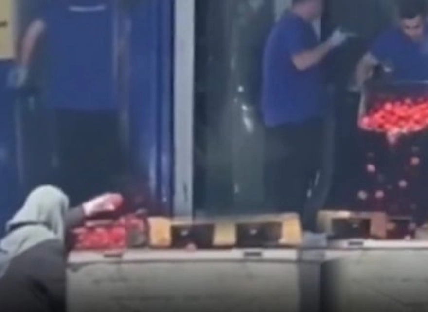 Market domatesleri çöpe dökerken, yaşlı bir kadının toplaması sosyal medyada tartışmalara yol açtı.