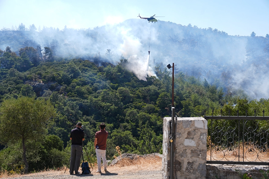 Orman yangınlarına havadan ve karadan müdahale sürüyor