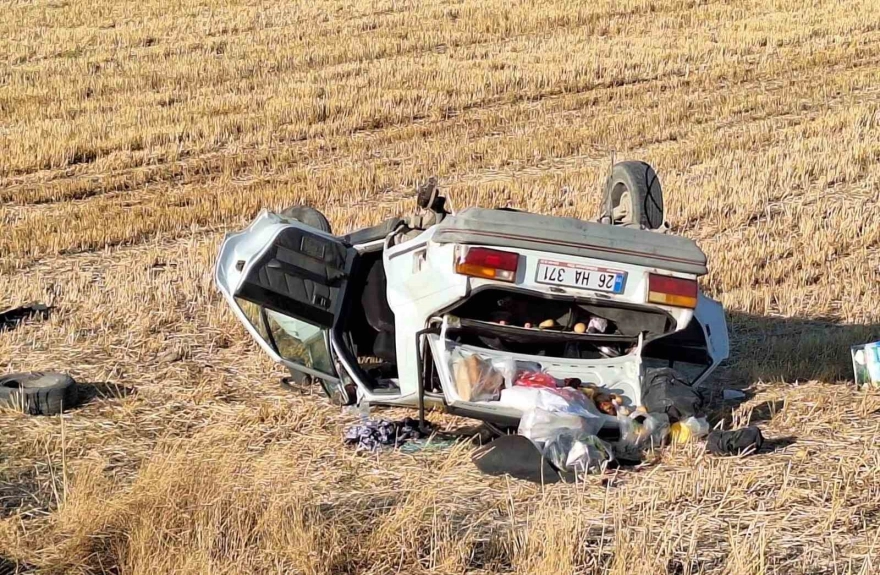 Kütahya'da kontrolden çıkan otomobil tarlaya devrildi: 2 kişi yaralandı