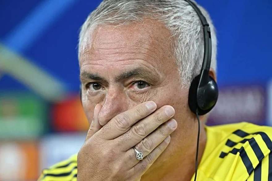 Fenerbahçe'nin teknik direktörü Jose Mourinho, yönetime yönelik sert transfer eleştirilerinde bulundu ve yeterli çaba gösterilmediğini belirtti.