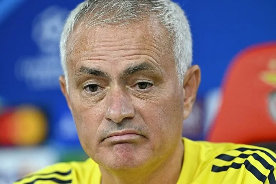 Fenerbahçe'nin teknik direktörü Jose Mourinho, yönetime yönelik sert transfer eleştirilerinde bulundu ve yeterli çaba gösterilmediğini belirtti.