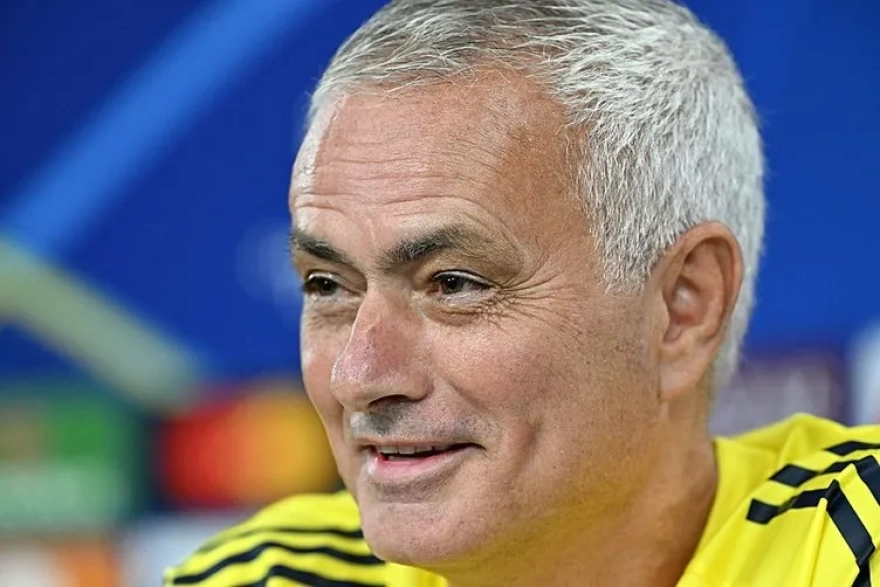 Fenerbahçe'nin teknik direktörü Jose Mourinho, yönetime yönelik sert transfer eleştirilerinde bulundu ve yeterli çaba gösterilmediğini belirtti.