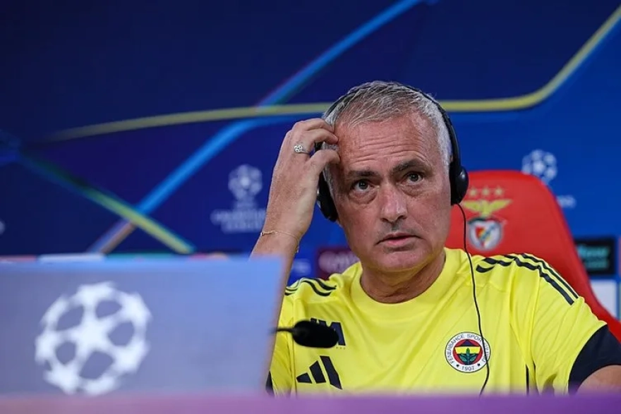Fenerbahçe'nin teknik direktörü Jose Mourinho, yönetime yönelik sert transfer eleştirilerinde bulundu ve yeterli çaba gösterilmediğini belirtti.