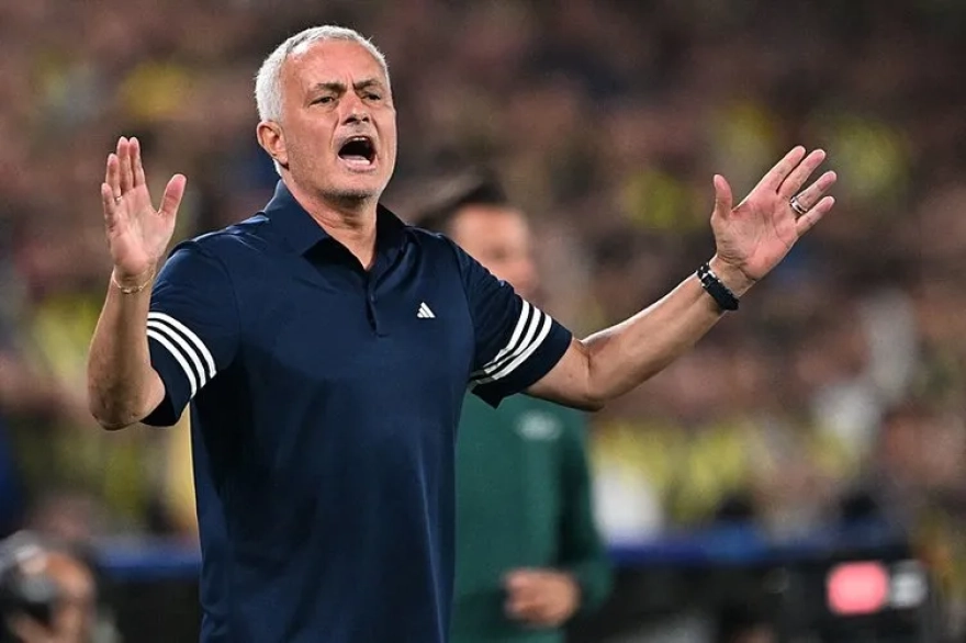 Fenerbahçe'nin teknik direktörü Jose Mourinho, yönetime yönelik sert transfer eleştirilerinde bulundu ve yeterli çaba gösterilmediğini belirtti.