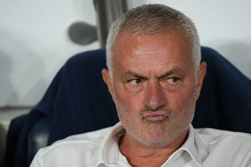 Fenerbahçe'nin teknik direktörü Jose Mourinho, yönetime yönelik sert transfer eleştirilerinde bulundu ve yeterli çaba gösterilmediğini belirtti.
