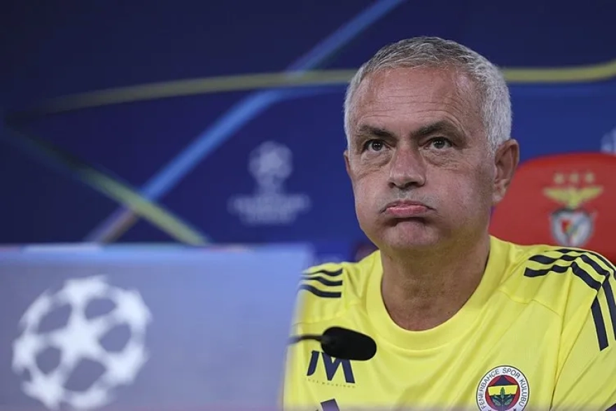 Fenerbahçe'nin teknik direktörü Jose Mourinho, yönetime yönelik sert transfer eleştirilerinde bulundu ve yeterli çaba gösterilmediğini belirtti.