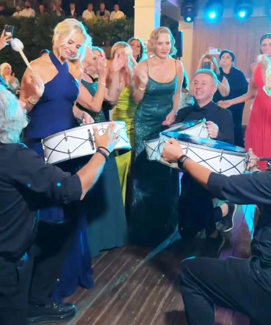 Esra Erol'un kız kardeşi Eda Erol, görkemli bir kına gecesi düzenledi.