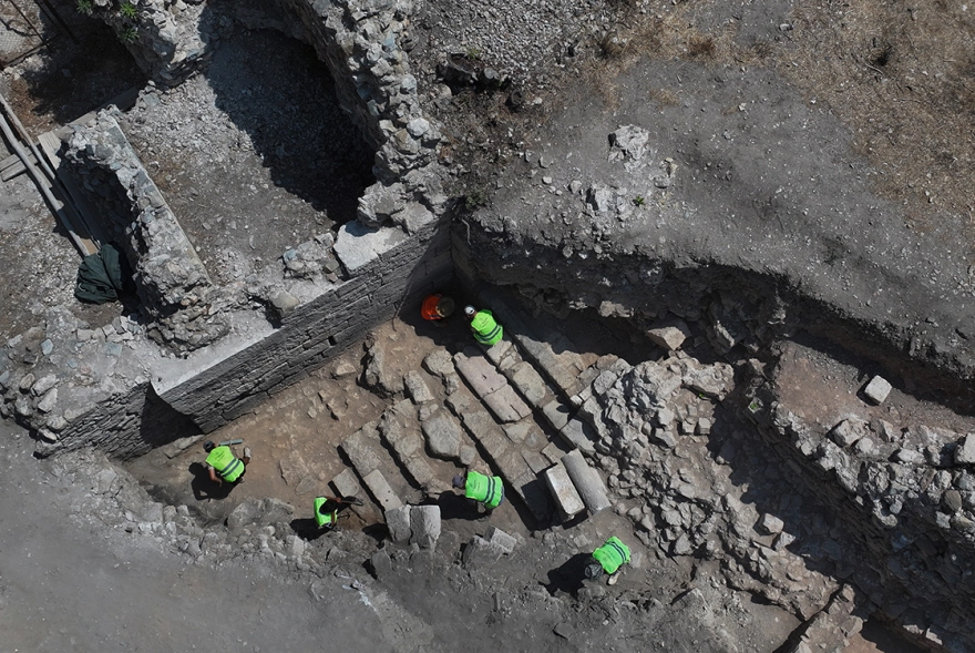 Mersin'deki Kelenderis Antik Kenti Kalesi'nde Giriş Kapısı ve Merdiven Keşfedildi