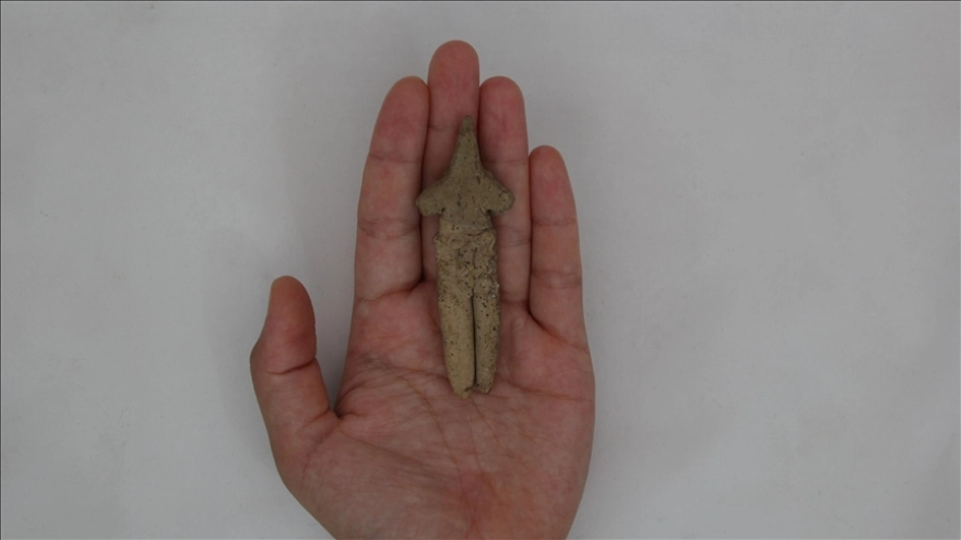 İzmir'deki Ulucak Höyüğü'nde 8 bin yıllık kil figür keşfedildi