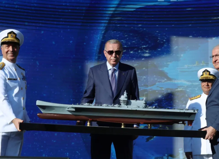 Sosyal medyada tartışma yaratan 'masa taşıma' görüntüleri: Bir ucundan Bakan Güler bir ucundan amiral tuttu