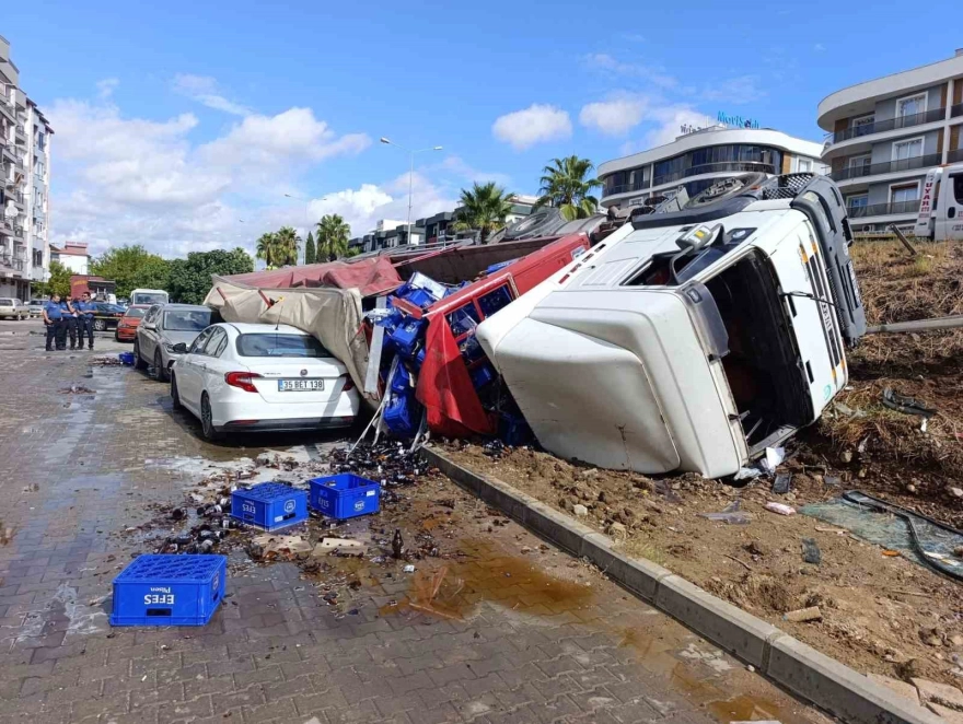 İzmir'de Direksiyon Hakimiyetini Kaybeden Tırın İki Aracı Ezme Anı Kamerada