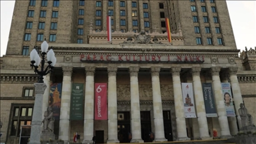 Varşova'daki Kültür ve Bilim Sarayı Ziyaretçilerini Ağırlıyor