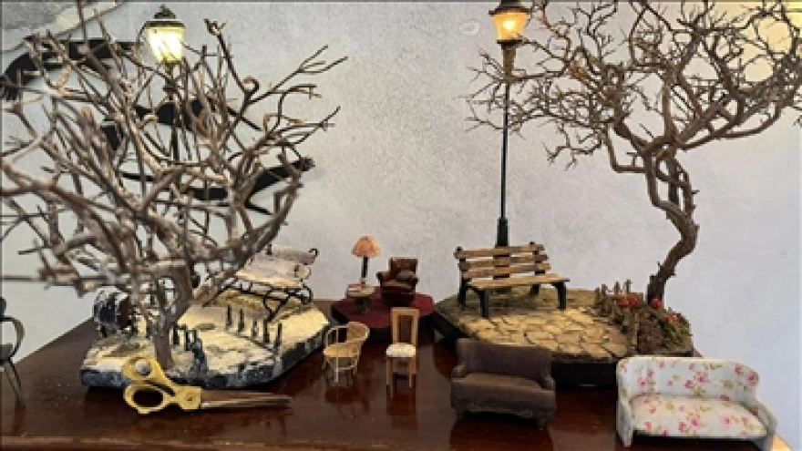 Minik objelere olan ilgisi, ilkokulda kille tanışmasıyla başlayıp minyatür sanatına dönüştü