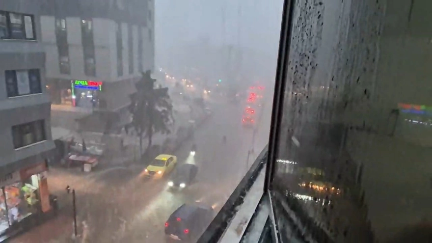 Zonguldak'ta etkili olan dolu yağışı, kentin beyaza bürünmesine yol açtı