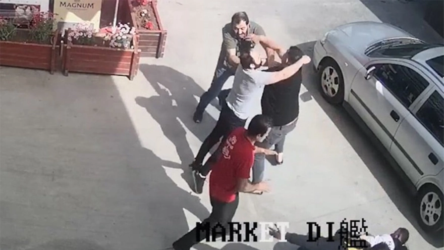 Silahlı Kavga Çıktı, Polis Güçlükle Ayırabildi: Ortalık Savaş Alanına Döndü