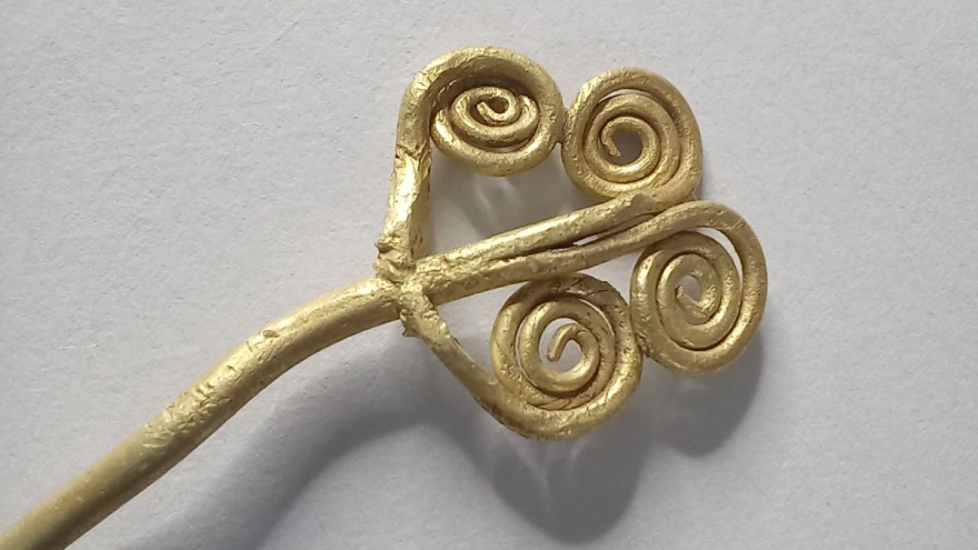 Troya'da 4 bin 500 yıllık altın broş ve ender yeşim taşı keşfedildi