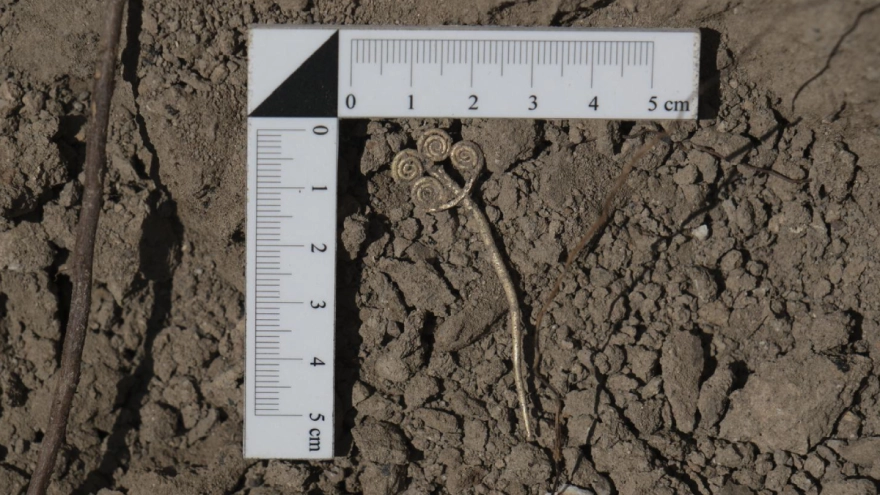 Troya'da 4 bin 500 yıllık altın broş ve ender yeşim taşı keşfedildi