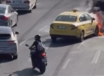 İstanbul'da bir taksi tamamen yandı