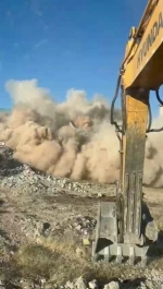 Elazığ'da ağır hasarlı bina tek dokunuşla yıkıldı