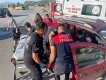 Burdur'da hafif ticari araç ile otomobil çarpıştı, dört kişi yaralandı