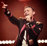 Mustafa Sandal, Parmaklarını Saçında Gezdirirken Ortaya Çıkan Hastalığını İlk Kez Duyurdu