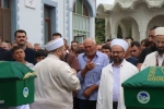 Aynı kazada hayatını kaybeden iki kardeş, babalarının cezaevinden getirilerek katıldığı cenaze töreninin ardından yan yana defnedildi.