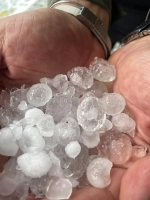 Zonguldak'ta etkili olan dolu yağışı, kentin beyaza bürünmesine yol açtı