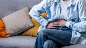 25 Yaşında İdrar Yolu Enfeksiyonu Sandığı: İleri Evre Kolon Kanserini Ortaya Çıkaran 4 Belirti